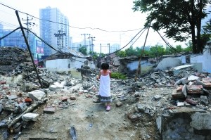 7月23日,北京校场口胡同,拿着冰棍儿的女孩从拆迁废墟中穿过回家。“新拆迁条例”第二次征求意见稿提出,旧城区改造项目将经人大审议通过。 本报资料图片 尹亚飞 摄 7月23日,北京校场口胡同,拿着冰棍儿的女孩从拆迁废墟中穿过回家。“新拆迁条例”第二次征求意见稿提出,旧城区改造项目将经人大审议通过。 本报资料图片 尹亚飞 摄
