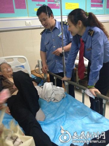 图为刚抢救苏醒过来的老人,新化火车站客运员晏彦雄一直守护在病床旁。