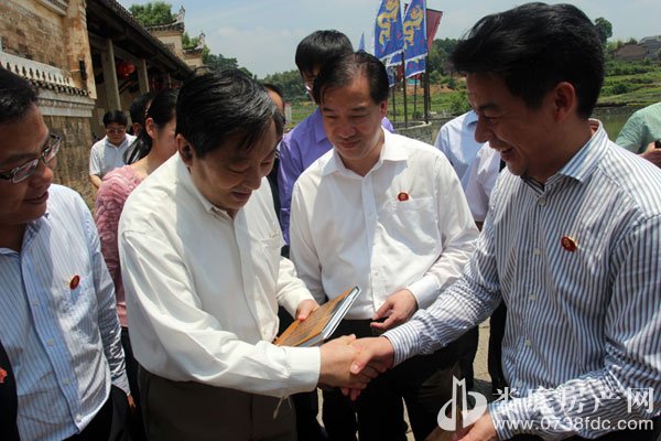 齐续春同陈理华亲切交谈