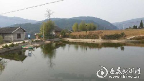 村落湖泊