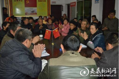 油溪桥村鼓掌通过建立“各户思想品德档案”和“村公布栏”