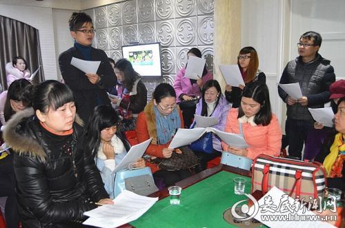 志愿者正在商讨爱心活动事宜