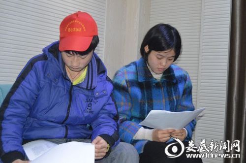 志愿者在认真阅读相关资料