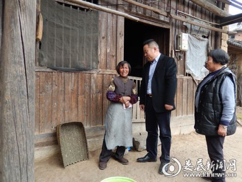 阳自国慰问困难群众