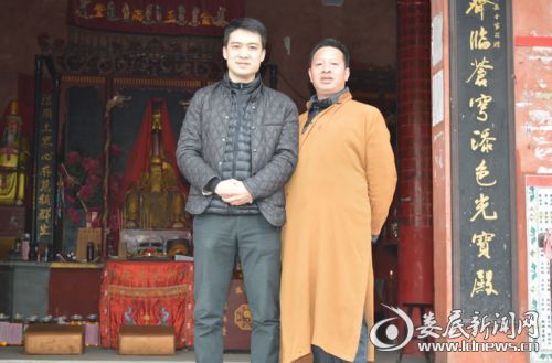 (李纯与傩文化传人王身志合影)