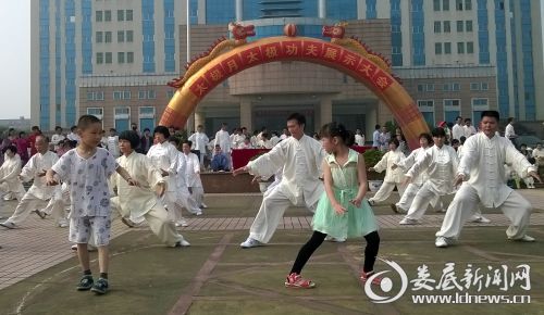 图为小朋友现场偷师学艺