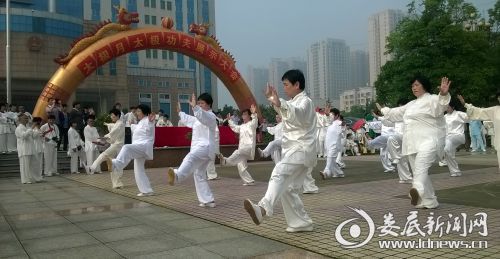 图为代表队表演太极拳传统套路