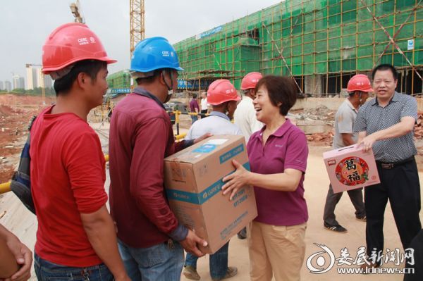 郭建中(右二)为一线员工送上慰问品