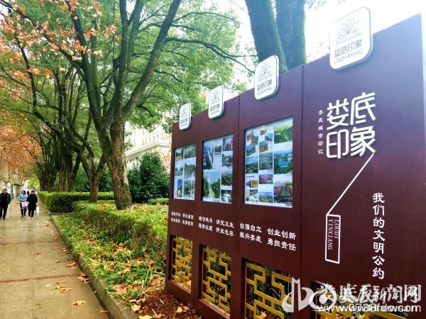 乐坪大道人行道边的娄底印象系列景观