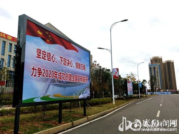 文艺路沿线的大型灯箱公益广告
